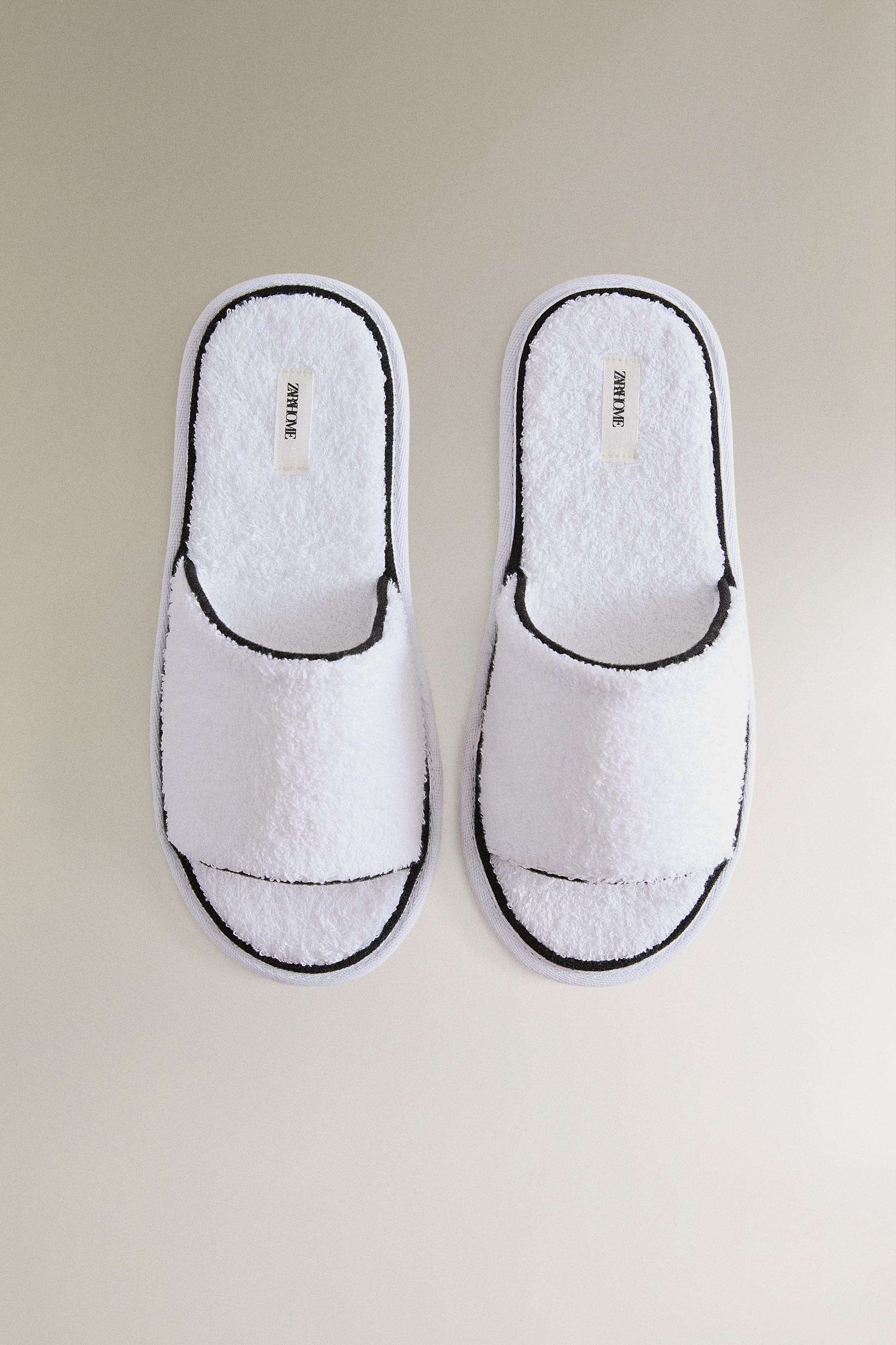 PANTOUFLES À BOUT OUVERT SERVIETTE DE BAIN DÉTAIL VIF